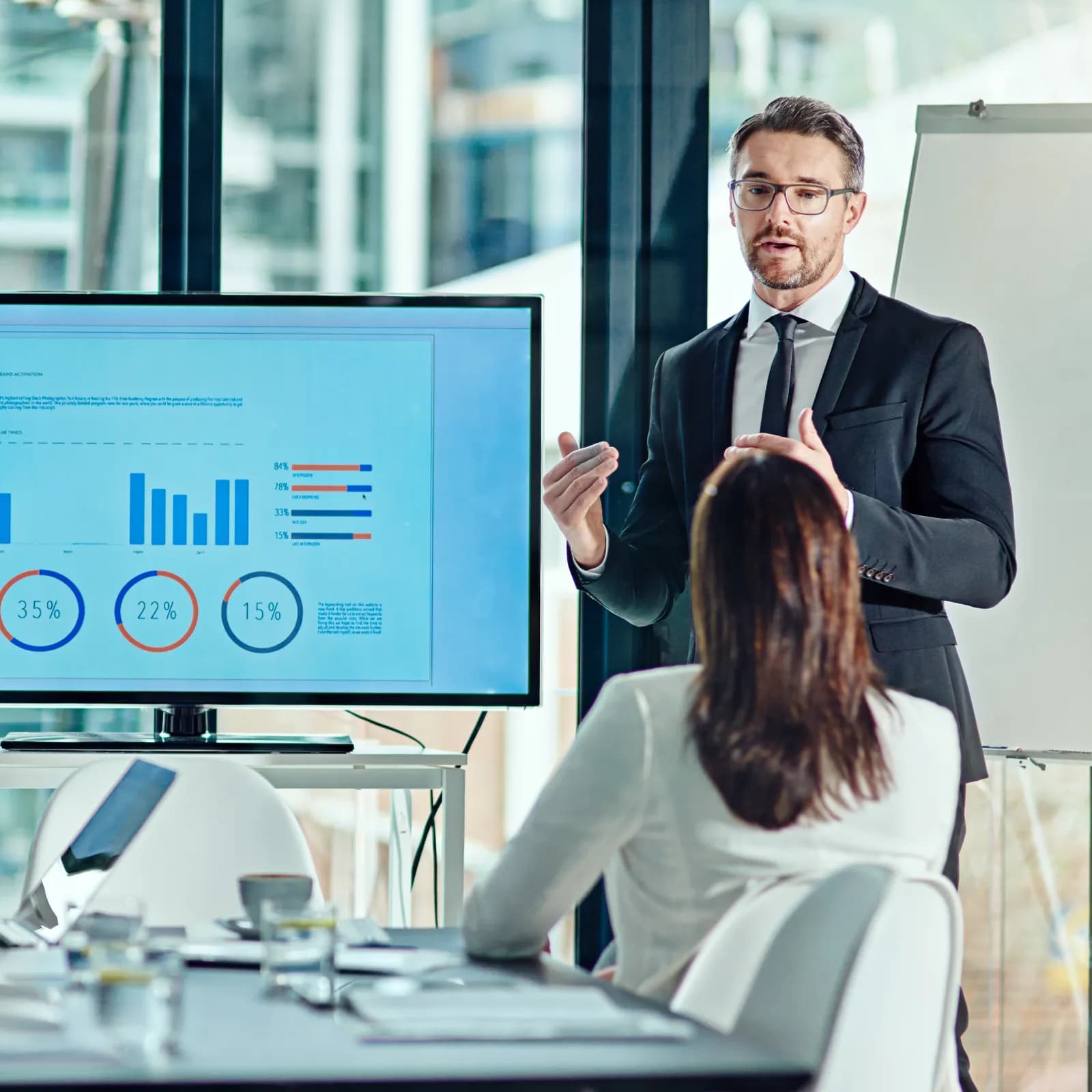 Diagrama de interconexión de sistemas empresariales: ERP, CRM, facturación y herramientas propias conectados entre sí
